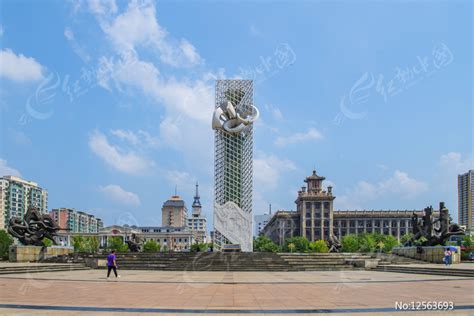 鞍山市府广场盛世雕塑与建筑高清图片下载_红动中国