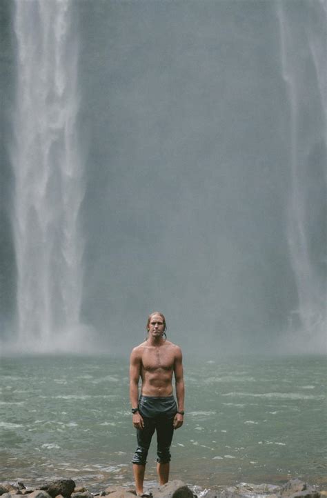高清赤裸上身的男子站在前方的瀑布图片免费下载_人物素材免费下载_办图网
