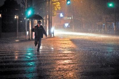 人在风雨中图片,走在风雨中图片,风雨中奔跑励志的图片(第2页)_大山谷图库