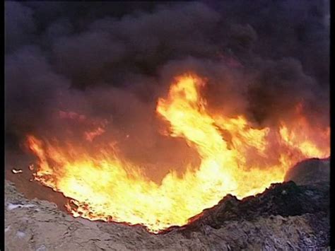 旧俄罗斯炉灶壁炉燃烧的烈火点燃了温暖的光芒高清图片下载-正版图片507466195-摄图网