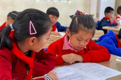 武汉市江汉一初学苑小学部，设置融合型作业，为学生减负__财经头条