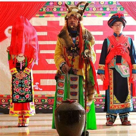 羌族服饰上的各种花纹图案，都属于羌族传统民间工艺美术的范畴|工艺美术_新浪新闻