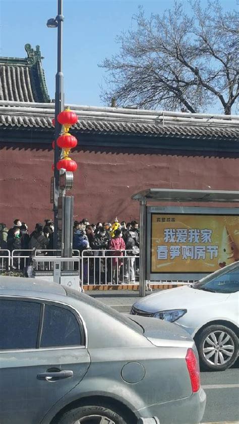 凌晨5时北京雍和宫外500人排队烧香 有市民已坚持20年_凤凰网