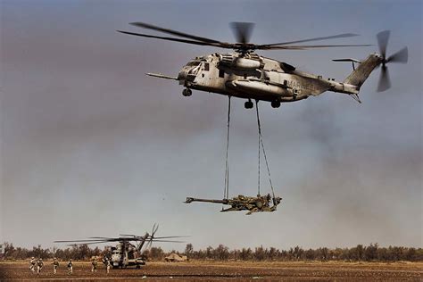 美军“超级种马”直升机吊装M777火炮
