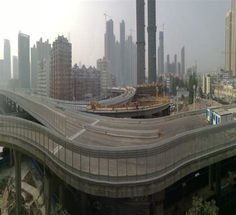 1、江岸方向前往江汉开发区的车辆，通过马城南路、常青北路绕行。