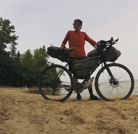 中国90后女孩独自骑单车环游世界抵达安哥拉