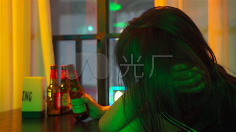 伤感喝酒图片