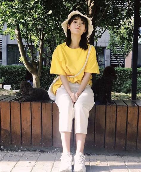 黄色衣服女头图片