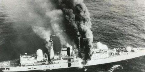 马岛战争：大西洋运输者号当了英军航母的替死鬼，稀里糊涂被击沉