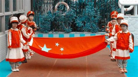 最美的光 爱国要从娃娃抓起 幼儿园的升旗仪式也是萌萌哒_腾讯视频