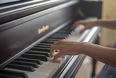 青岛钢琴艺考培训-钢琴培训班多少钱-中音阶梯艺术培训机构