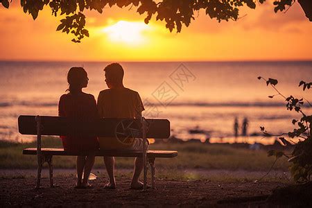 夕阳下的浪漫情侣高清图片下载-正版图片500562994-摄图网