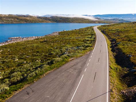 穿过挪威的道路与湖高清图片下载-正版图片305607952-摄图网