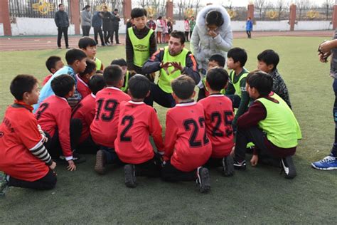 郑州二中足球教练团队赴登封传授“球技秘笈”--中招直通车