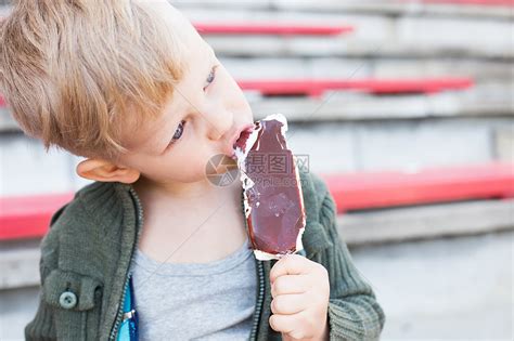 吃巧克力冰淇淋的小孩 关门了香草白色孩子童年乐趣眼睛牛奶奶油男生青年高清图片下载-正版图片322162818-摄图网