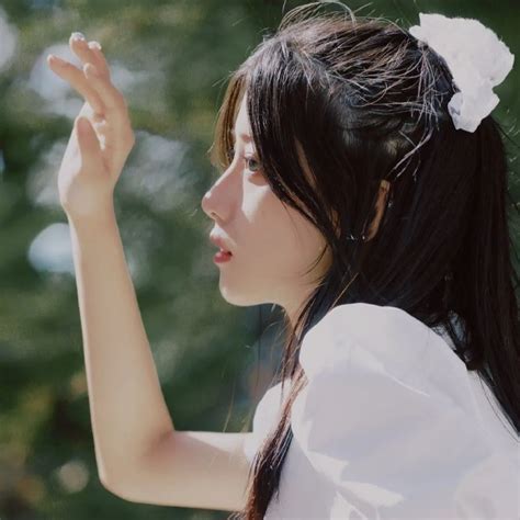 白色非主流女生头像