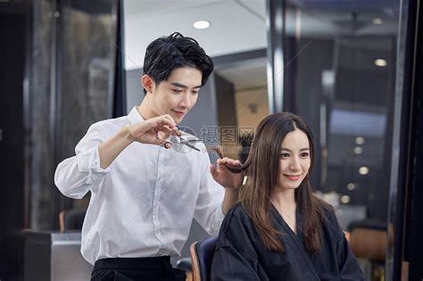 理发店技术熟练的理发师刮高清图片下载-正版图片507360114-摄图网