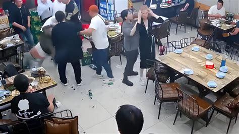 唐山烧烤店打人事件：7男2女涉案，多人施暴_腾讯视频