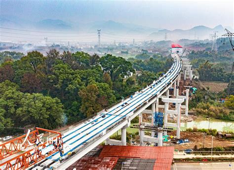 广西贺州：连贺高速贺江特大桥加紧施工-人民图片网