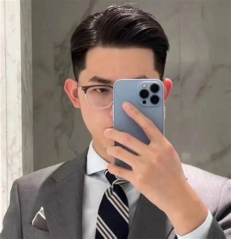 大背头发型男图片