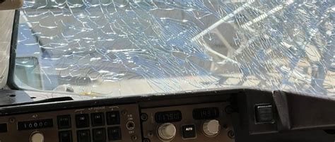 江西航空一飞机万米高空驾驶舱外层玻璃破裂-飞机玻璃破裂的原因是什么 - 见闻坊