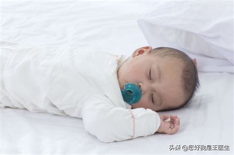 新生儿和妈妈一起睡，还是独自睡婴儿床？儿科专家：做错风险大 - 百度宝宝知道