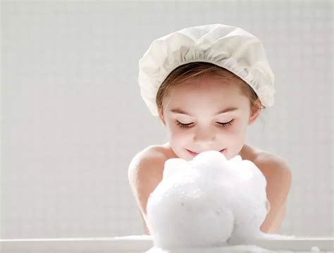 婴儿洗澡一天最佳时间（给宝宝洗澡的正确姿势）-幼儿百科-魔术铺