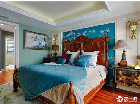 雅致的蓝色壁纸与抱枕、窗帘相映成趣，风情万种。黑色描金的矮柜镶花刻金，是整个房间的点睛之笔-家居美图_装一网装修效果图