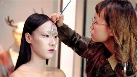 幕后的化妆师为“红歌传唱·激情飞扬合唱比赛”选手化妆 - 化妆实践活动 - 蒙妮坦