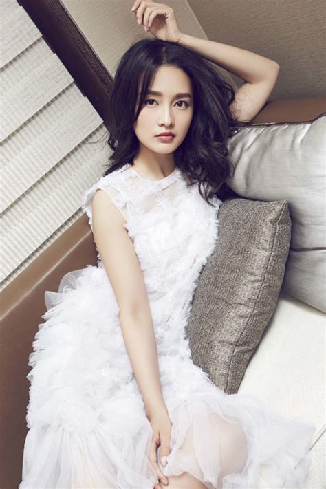李沁拍摄杂志封面 一身白裙淡雅灵动-名人图库-中国鞋网