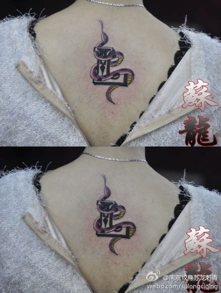 温柔蛇纹身女生头像