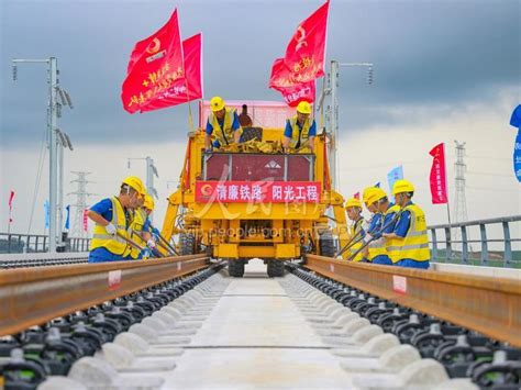 广西南宁：南深高铁南玉段开始铺轨-人民图片网