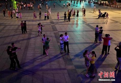 河南一男子每天举牌抗议广场舞噪音:不想引起冲突——人民政协网