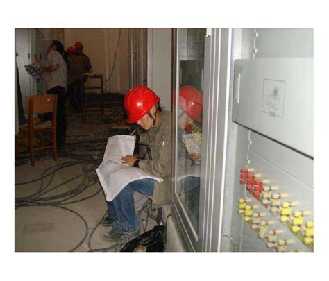 电工在作家庭装修电气安装电工之手高清图片下载-正版图片504106857-摄图网