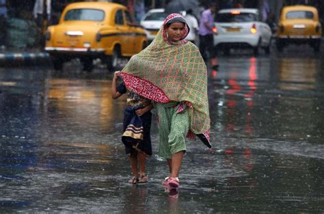 印度多地暴雨引发城市内涝 汽车水中抛锚