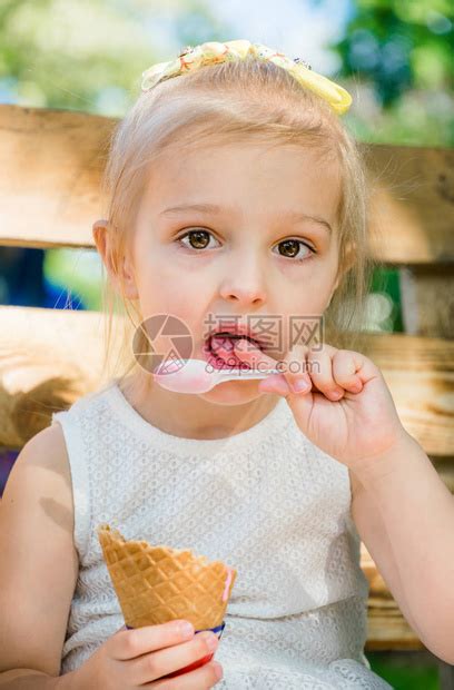 有趣的小女孩吃草莓冰淇淋高清图片下载-正版图片506090437-摄图网