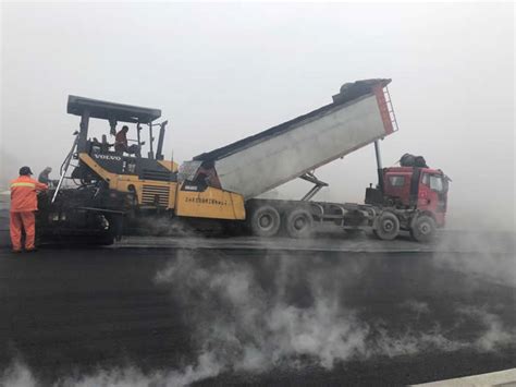 摊铺机平衡梁在国内道路基层施工中被广泛应用_扬州市通程自动化科技有限公司