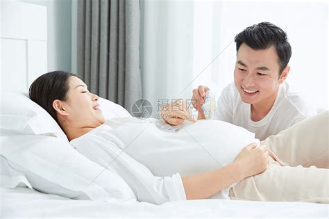 准爸爸和孕妇老婆玩婴儿玩具高清图片下载-正版图片501398864-摄图网