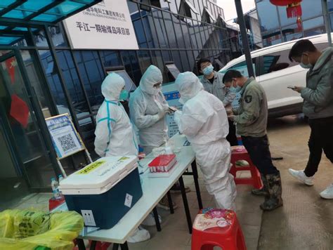 直击丨长沙医护人员为居民进行核酸检测连续工作超15小时