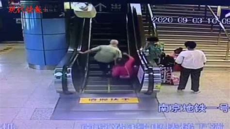 两名老人乘扶梯摔倒，民警及时托住_快快看-梨视频官网-Pear Video