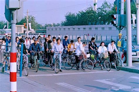 一组老照片：1990年，中国的农村“时尚”穿西装皮裤，城乡差距大-搜狐大视野-搜狐新闻