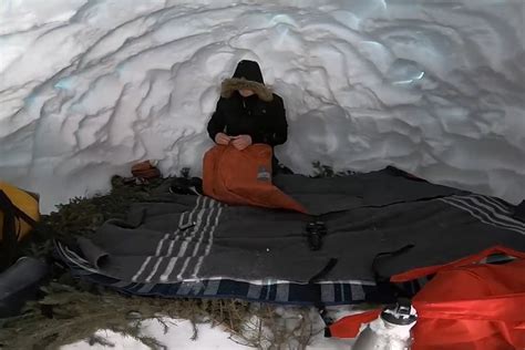 情侣在雪地荒野求生，动手制作雪屋过夜，大开眼界_凤凰网视频_凤凰网