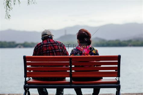 老年人的爱情夕阳红傍晚老夫老妻公园长椅坐在长椅上摄影图配图高清摄影大图-千库网