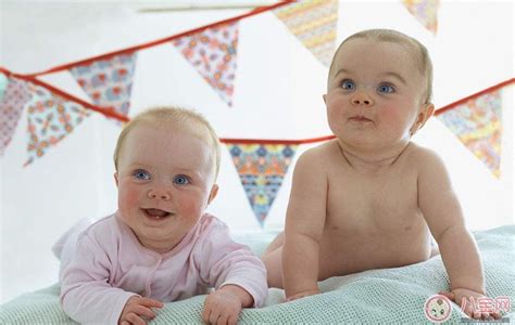 如何照顾新生双胞胎婴儿 照顾双胞胎应该怎么做 _八宝网