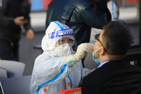 疫情下的回国人员：在国外机场同胞送口罩，有人隔离期找到了工作