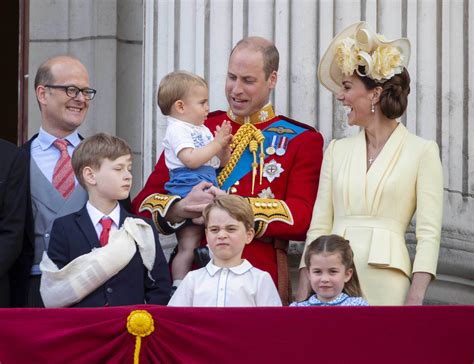 英国王室发最新全家福，凯特王妃牢居C位，梅根则显得格格不入！