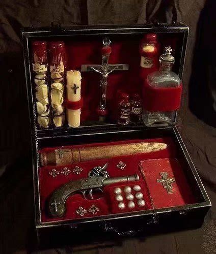 中世纪吸血鬼猎人装备箱：十字架、圣水、匕首、银质子弹.....