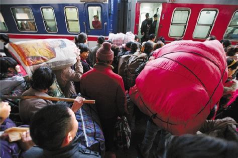春运列车车厢挤爆了，过一节车厢花10分钟，列车长都称吃不消|车厢|列车|列车长_新浪新闻
