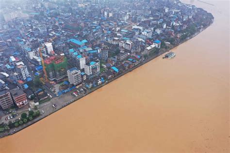 北江洪水汹涌 清城区北江南岸公园部分亲水设施水淹