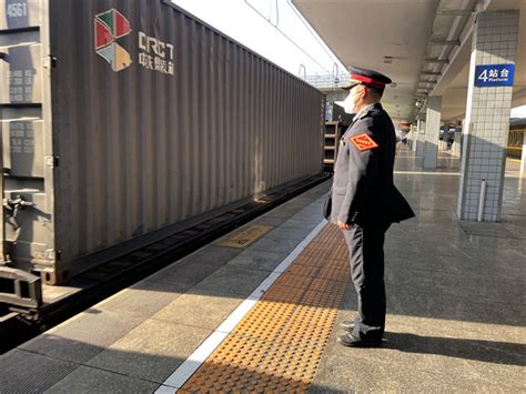 新春走基层 | 站台值班员周蔡君：8年接发列车超4万余趟 - 城事 - 新湖南